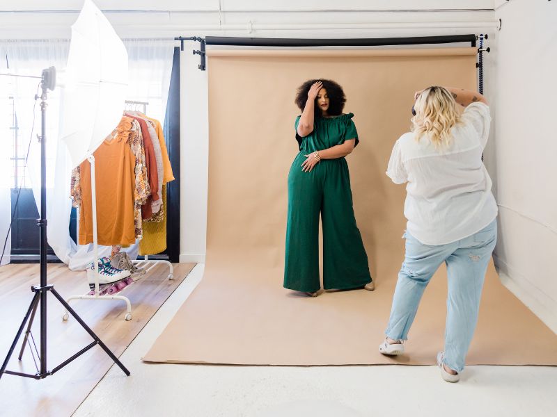 como tirar fotos de roupas para vender na loja