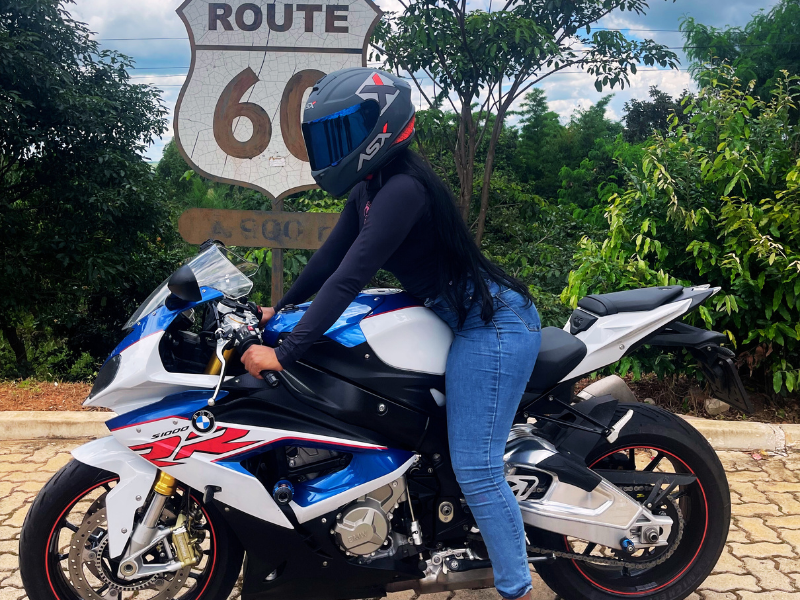 como viajar de moto com segurança e conforto