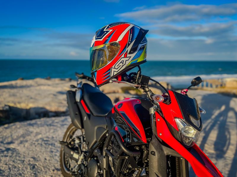 como viajar de moto com segurança para perto