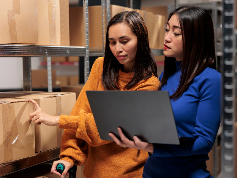 como organizar estoque de loja de roupas femininas
