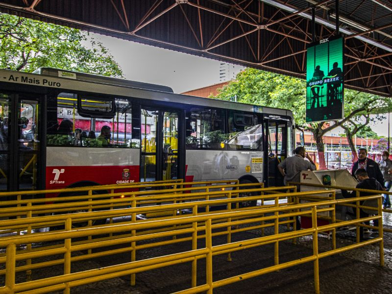 ooh em ponto de onibus alta visibilidade