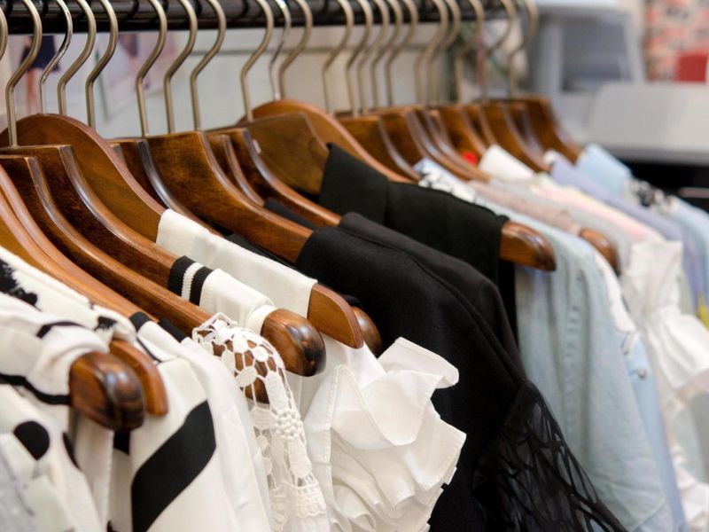 como montar araras de roupas para loja