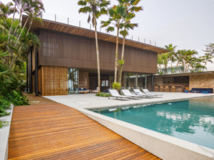 casa com acabamento em madeira