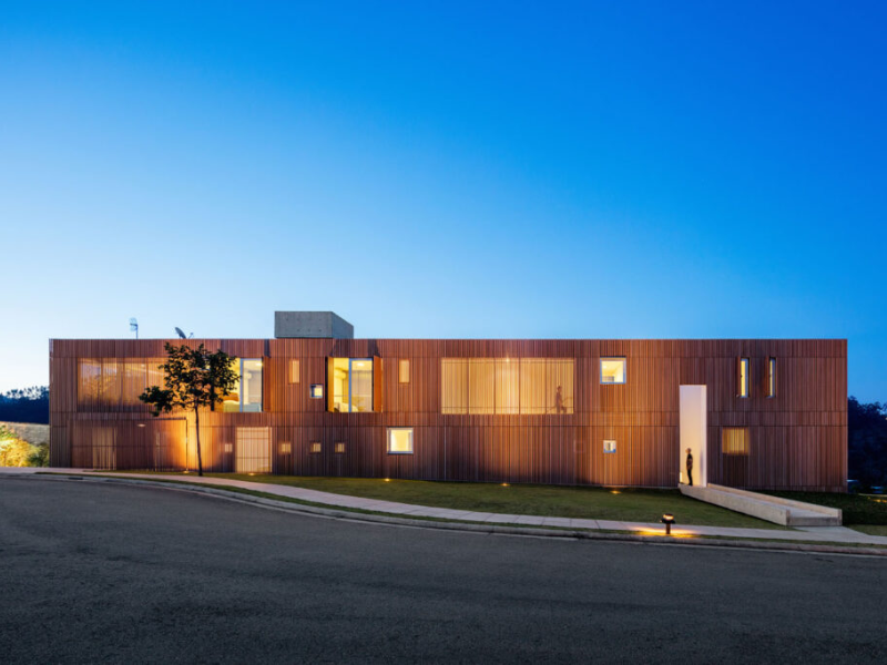 casa com acabamento em madeira em SP